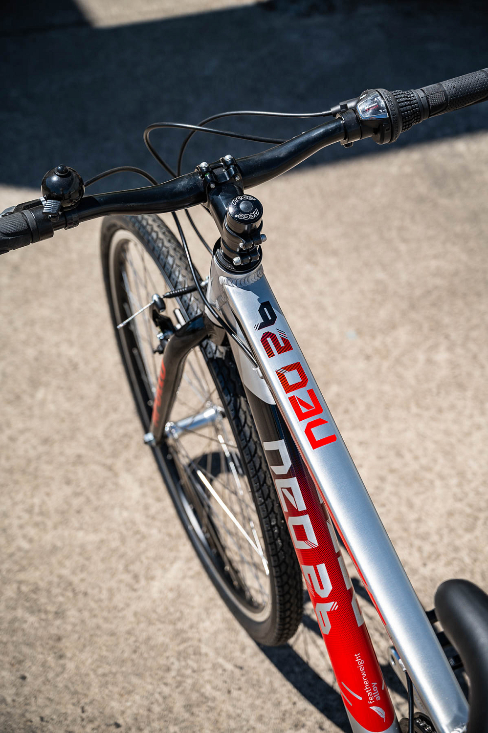 Детский велосипед Apollo NEO 7s boys 26"  Brushed Alloy / Black / Red Fade