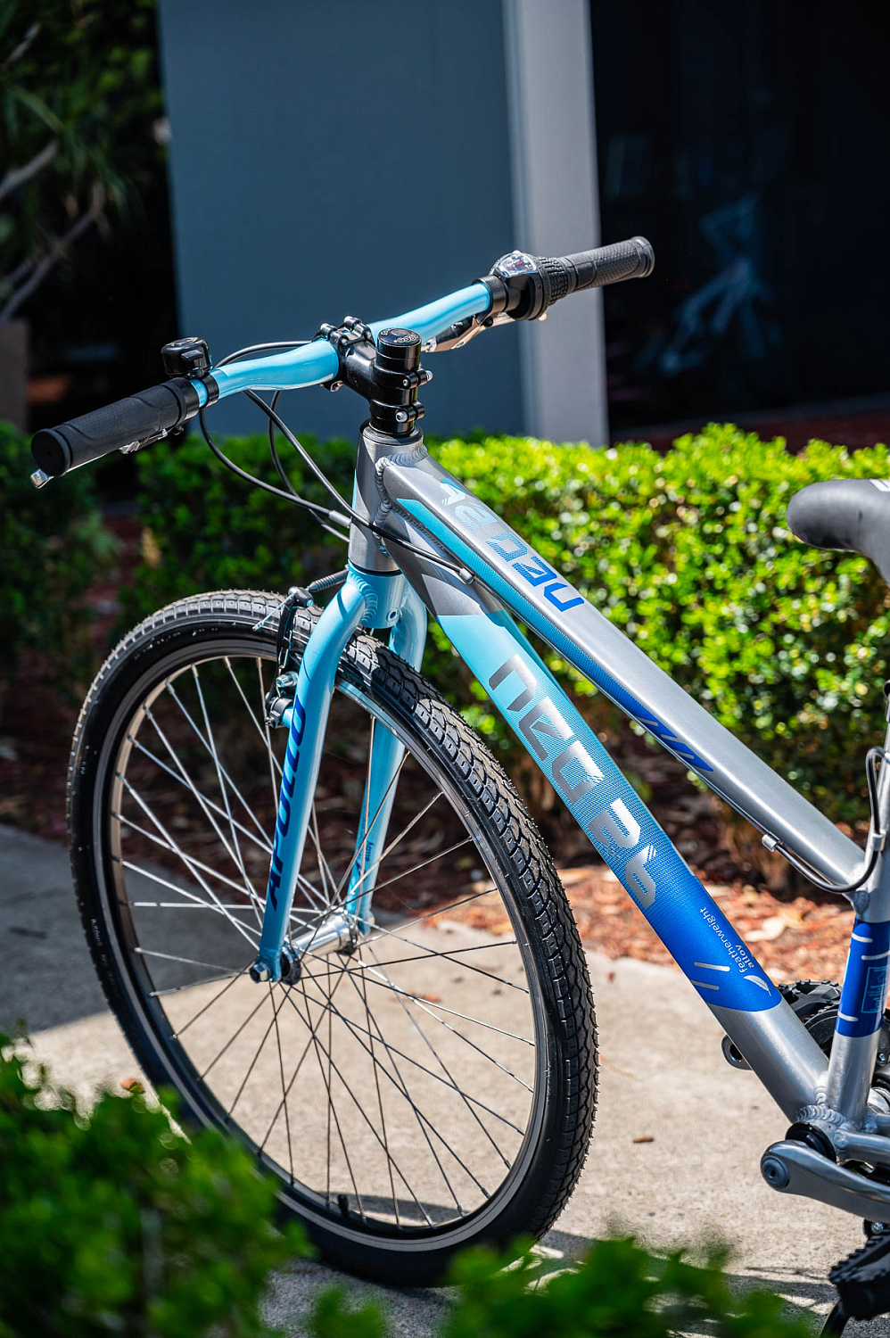 Детский велосипед Apollo NEO 7s girls 26", Brushed Alloy / Ice Blue / Navy Blue Fade