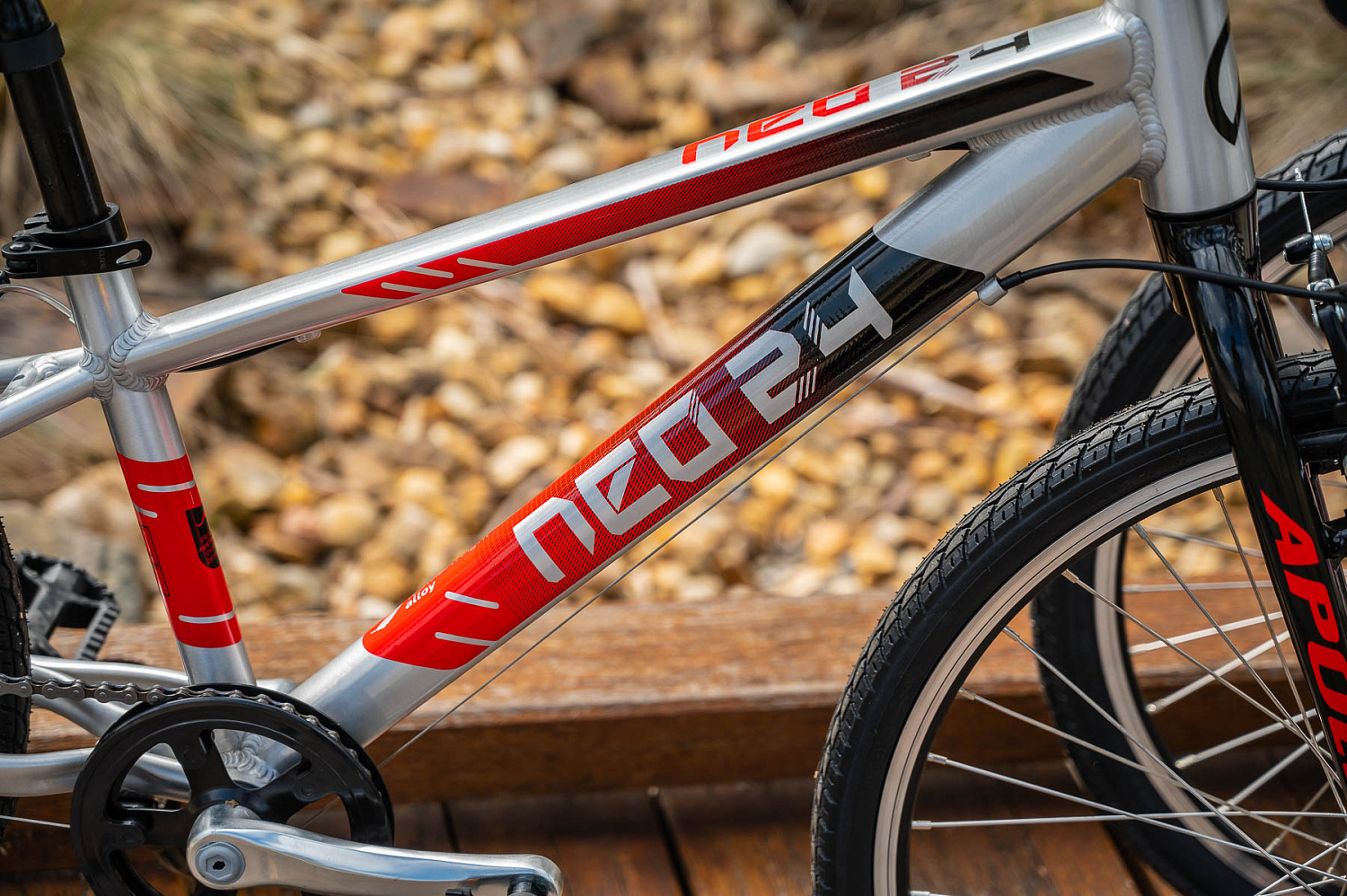 Детский велосипед Apollo NEO 7s boys 24" Brushed Alloy / Black /Red Fade